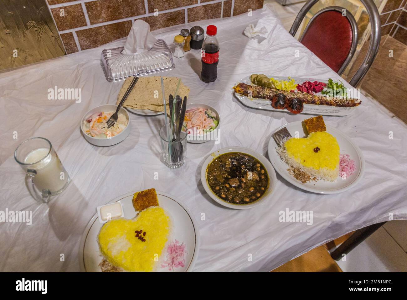 Pasti in Iran. Ghormeh Sabzi e Kabab Koobideh, entrambi con riso allo zafferano. Foto Stock
