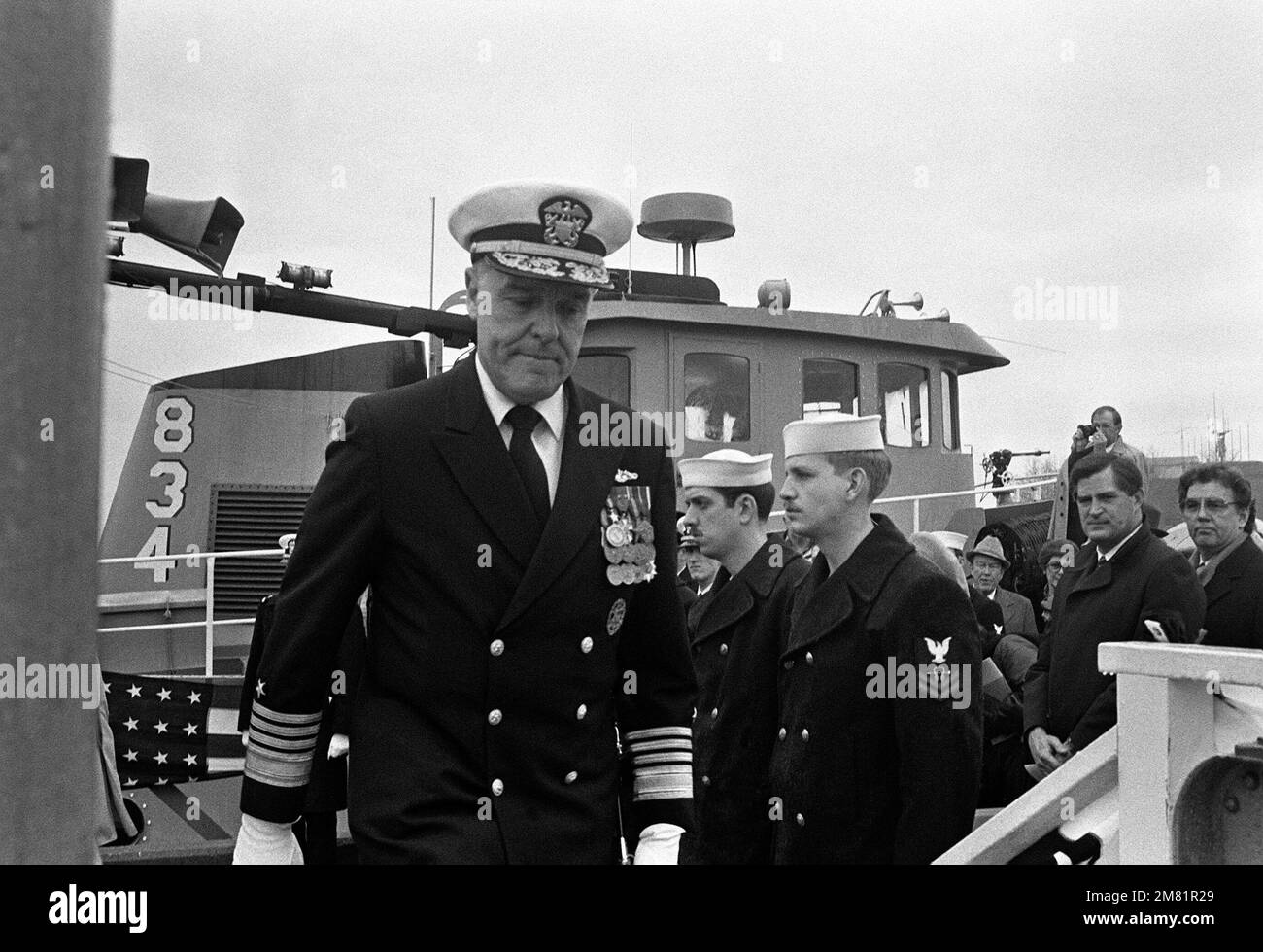 L'ammiraglio James D. Watkins, CAPO delle operazioni navali, arriva alla cerimonia di messa in servizio del sottomarino missilistico strategico alimentato da energia nucleare USS GEORGIA (SSBN 729). Base: Naval Submarine base, Groton Stato: Connecticut (CT) Paese: Stati Uniti d'America (USA) Foto Stock