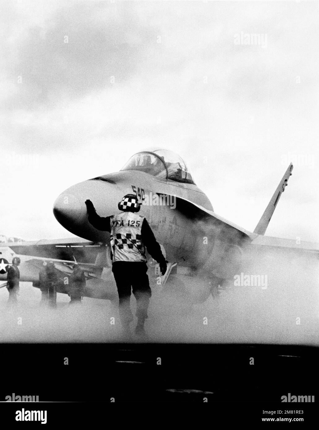Vista frontale sinistra di un aeromobile F/A-18 Hornet assegnato al Fighter Attack Squadron 125 (VFA-15), che si prepara al decollo dalla COSTELLAZIONE USS della portaerei (CV 64) durante una valutazione operativa (OPEVAL). Paese: Oceano Pacifico (POC) Foto Stock