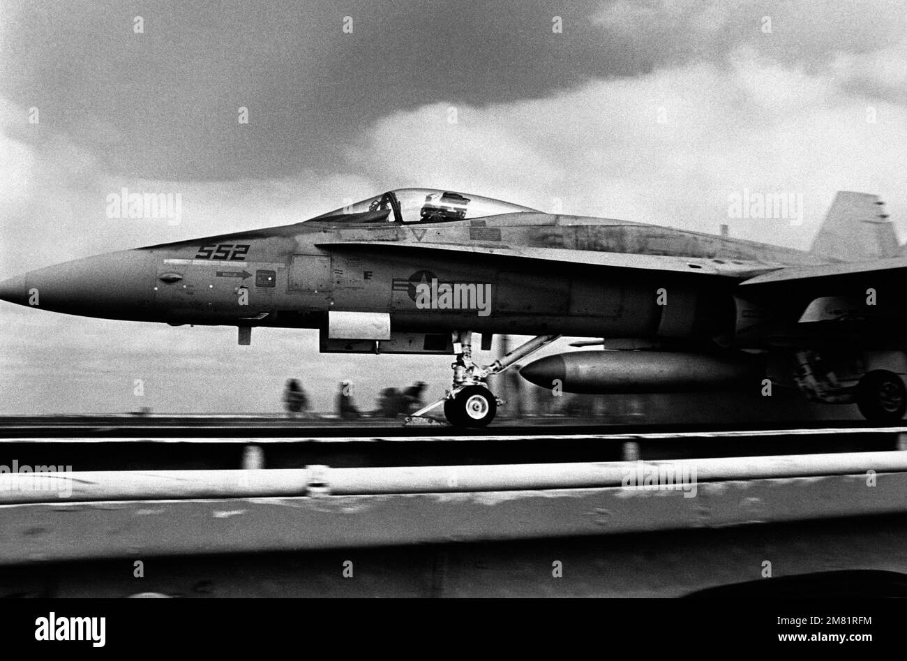 Vista laterale sinistra di un aeromobile F/A-18 Hornet sulla catapulta che si prepara al decollo dalla COSTELLAZIONE USS della portaerei (CV 64) durante una valutazione operativa (OPEVAL). Paese: Oceano Pacifico (POC) Foto Stock