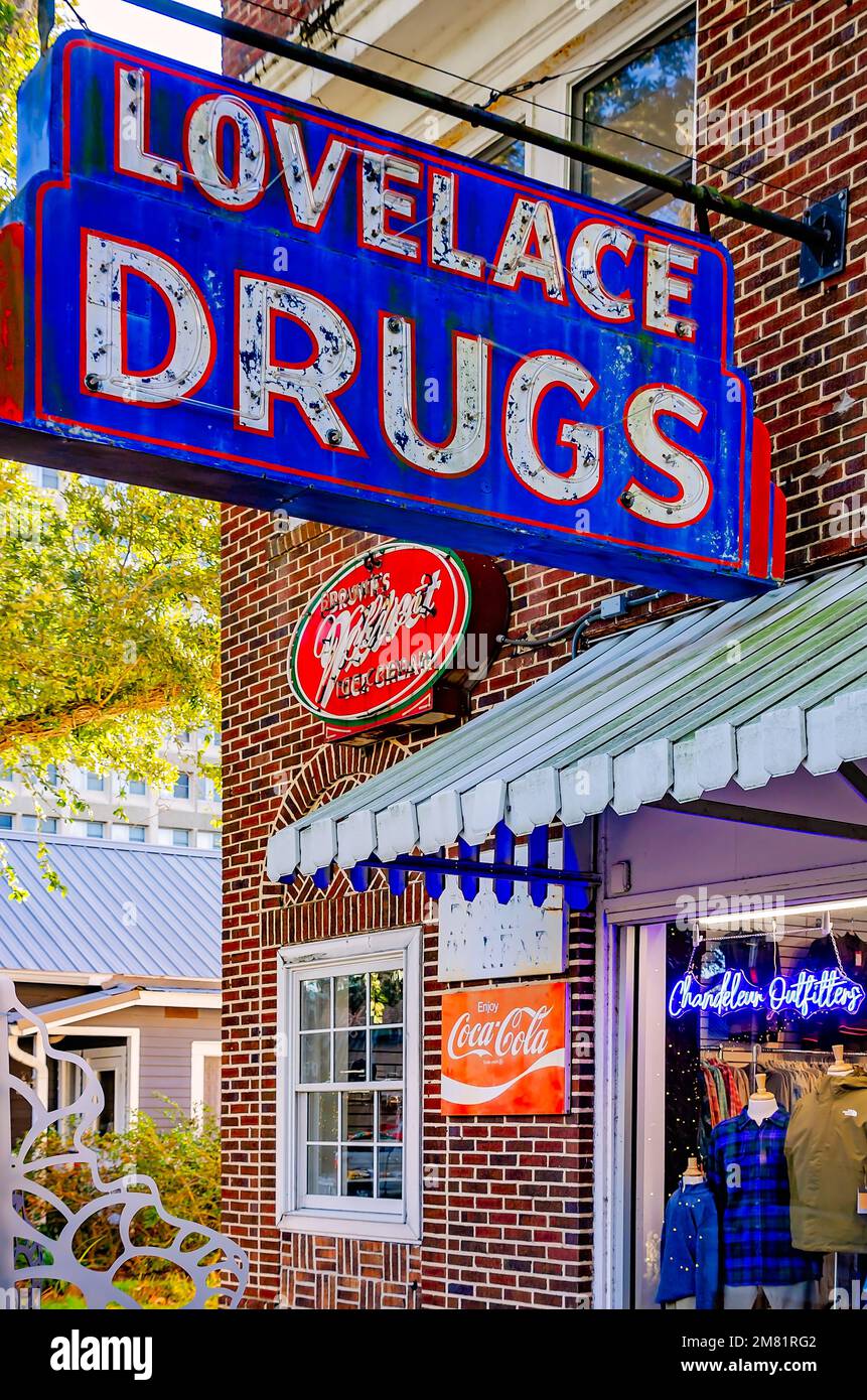 Lovelace Drugs è nella foto, 28 dicembre 2022, a Ocean Springs, Mississippi. La farmacia, originariamente nota come Ocean Springs Drugs, fu costruita nel 1926. Foto Stock