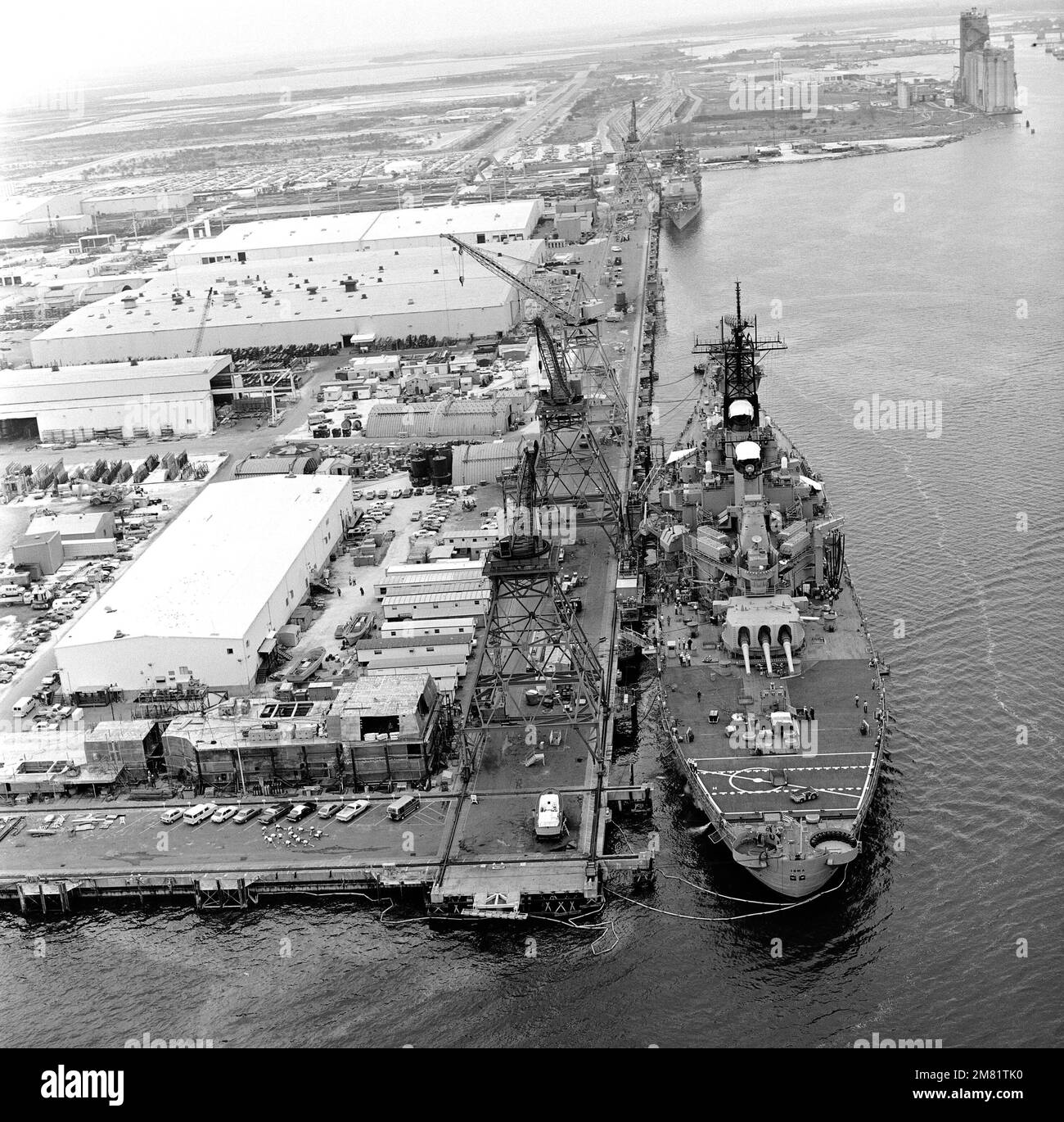 Una vista in altezza della nave da guerra USS IOWA (BB 61) in fase di ristrutturazione/riattivazione presso il cantiere navale Ingalls Shipbuilding. Base: Pascagoula Stato: Mississippi (MS) Paese: Stati Uniti d'America (USA) Foto Stock