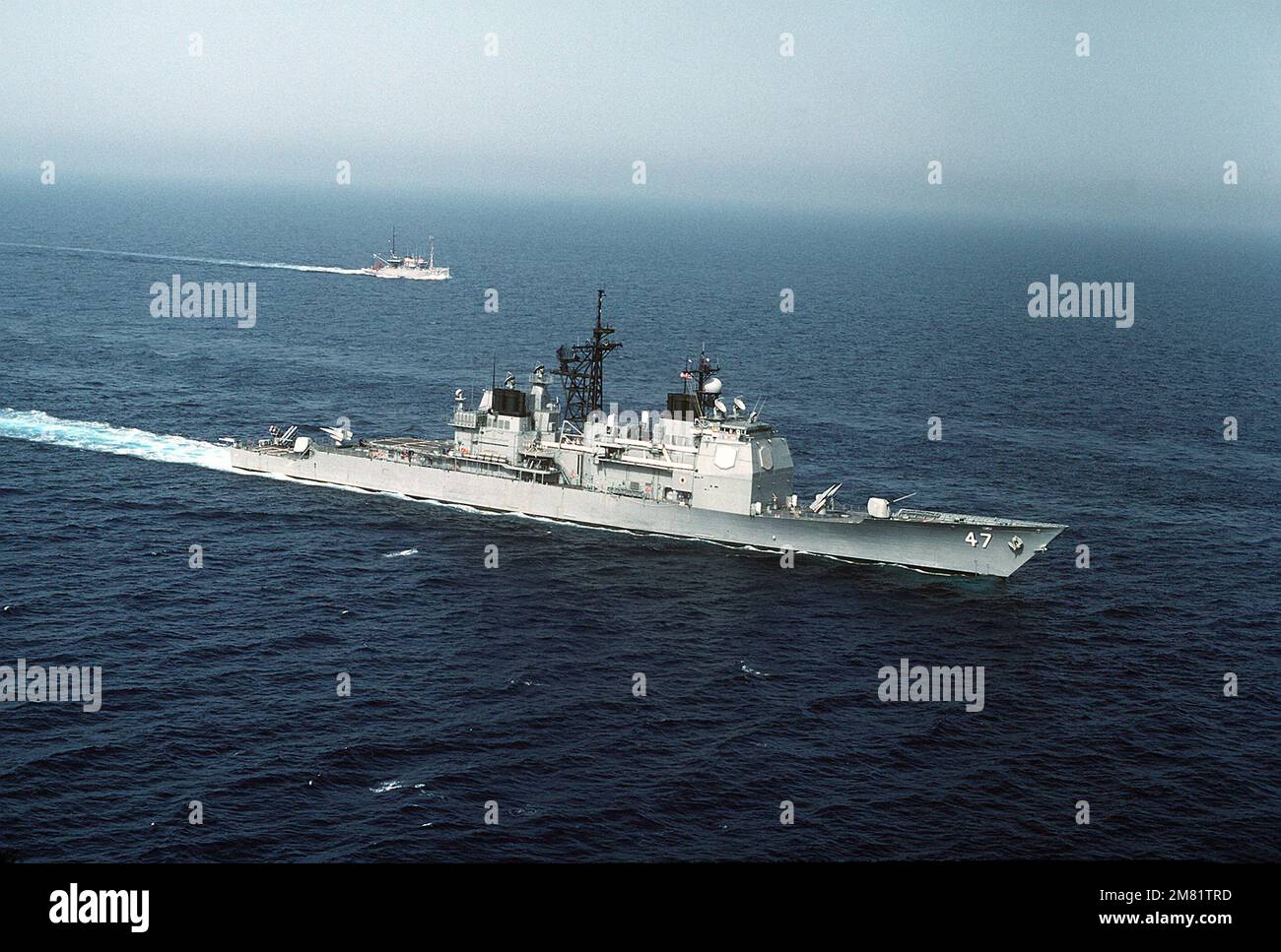 Vista aerea a dritta dell'incrociatore missilistico guidato USS