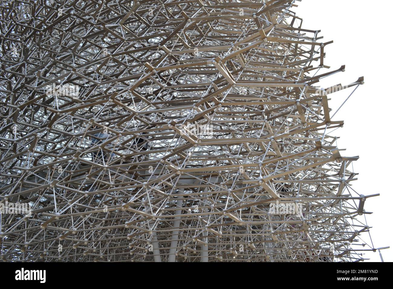 Modello in alluminio dell'alveare del padiglione del Regno Unito all'Expo Milano 2015. Hive a 14m cubi con luce e suono per simulare l'attività di un vero alveare. Foto Stock