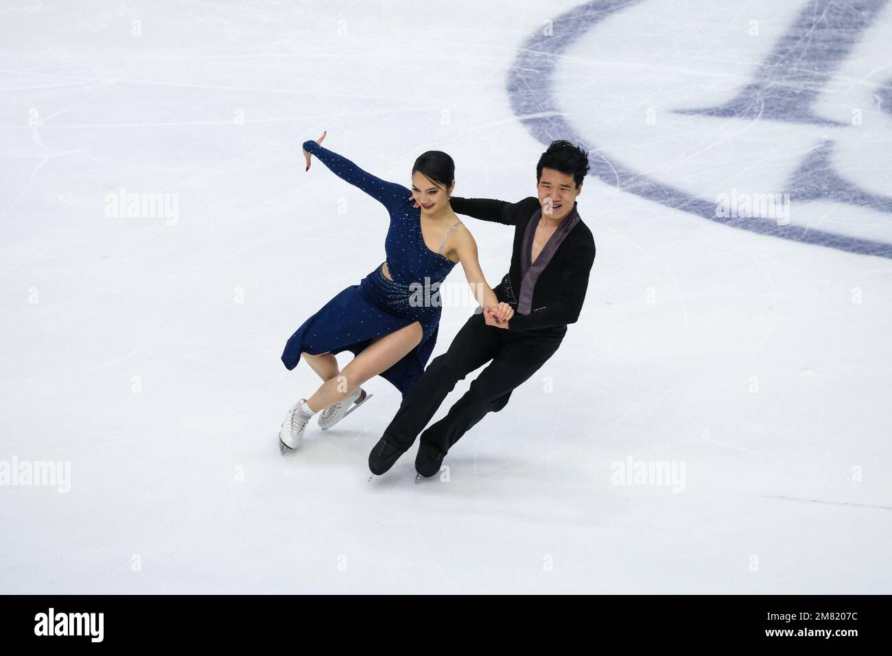 Hannah Lim e Ye Quan (KOR) si esibiscono durante la Junior Ice Dance - Rhythm Dance della ISU Grand Prix of Figure Skating Final Torino a Palavela gli atleti della categoria Senior Pairs si sfidano nella Ice Dance – Rhythm Dance durante la terza giornata della ISU Grand Finale Prix a Torino di Palavela. I migliori atleti si incontrano per il più importante circuito internazionale del mondo. Foto Stock