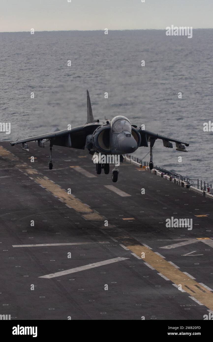 221205-N-HK187-1055 OCEANO ATLANTICO (6 dicembre 2022) un AV-8B Harrier, attaccato a Marine Attack Squadron 231, atterra sul ponte di volo della nave d'assalto anfibio di classe Wasp USS Kearsarge (LHD 3) 6 dicembre 2022. Kearsarge è in corso nell'Oceano Atlantico conducendo test LCAC 100 e qualifiche di volo. (STATI UNITI Foto Navy di Mass Communication Specialist 2nd Class Mark O. Klimenko) Foto Stock