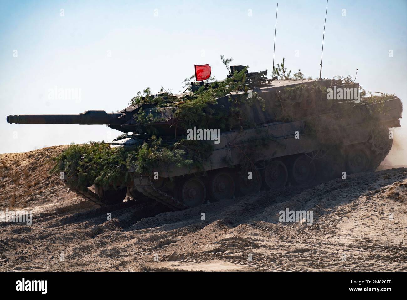 Un carro armato polacco assegnato alla 18th Divisione meccanizzata si muove verso un obiettivo durante un esercizio combinato di armi da fuoco a Nowa Deba, Polonia, marzo 17. L'obiettivo della missione della 82nd Airborne Division, mentre è schierata in Polonia, è quello di assicurare i nostri alleati fornendo una serie di capacità uniche e conducendo un'ampia gamma di missioni scalabili e adattabili alle esigenze della missione. (STATI UNITI Foto del corpo marino di Sgt. Claudia Nix) Foto Stock