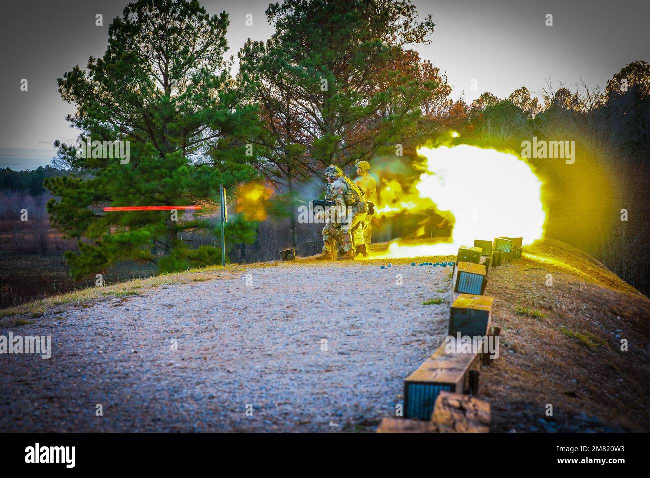 I soldati con lo Squadrone 1st, il reggimento della cavalleria 33rd, la squadra di combattimento della Brigata 3rd, la divisione aerea 101st (Air Assault) mantengono la loro competenza sulla recoilless Rifle Carl Gustaf 84mm su una gamma a Fort Campbell, Kentucky 9 gennaio 2023. Il Carl G è uno dei tanti sistemi di armi anti-armatura che gli Scout possono efficacemente impiegare contro una minaccia montata. (STATI UNITI Foto dell'esercito di: Staff Sgt. Michael Eaddy) Foto Stock