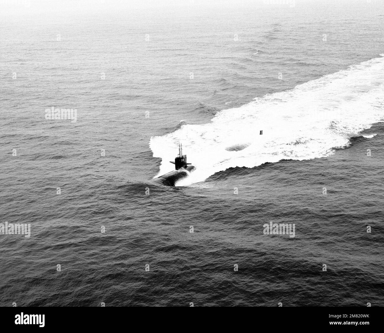 Vista aerea del quarto porto della classe Los Angeles nucleare attacco sottomarino USS SALT LAKE CITY (SSN 716) in corso. Paese: Oceano Atlantico (AOC) Foto Stock