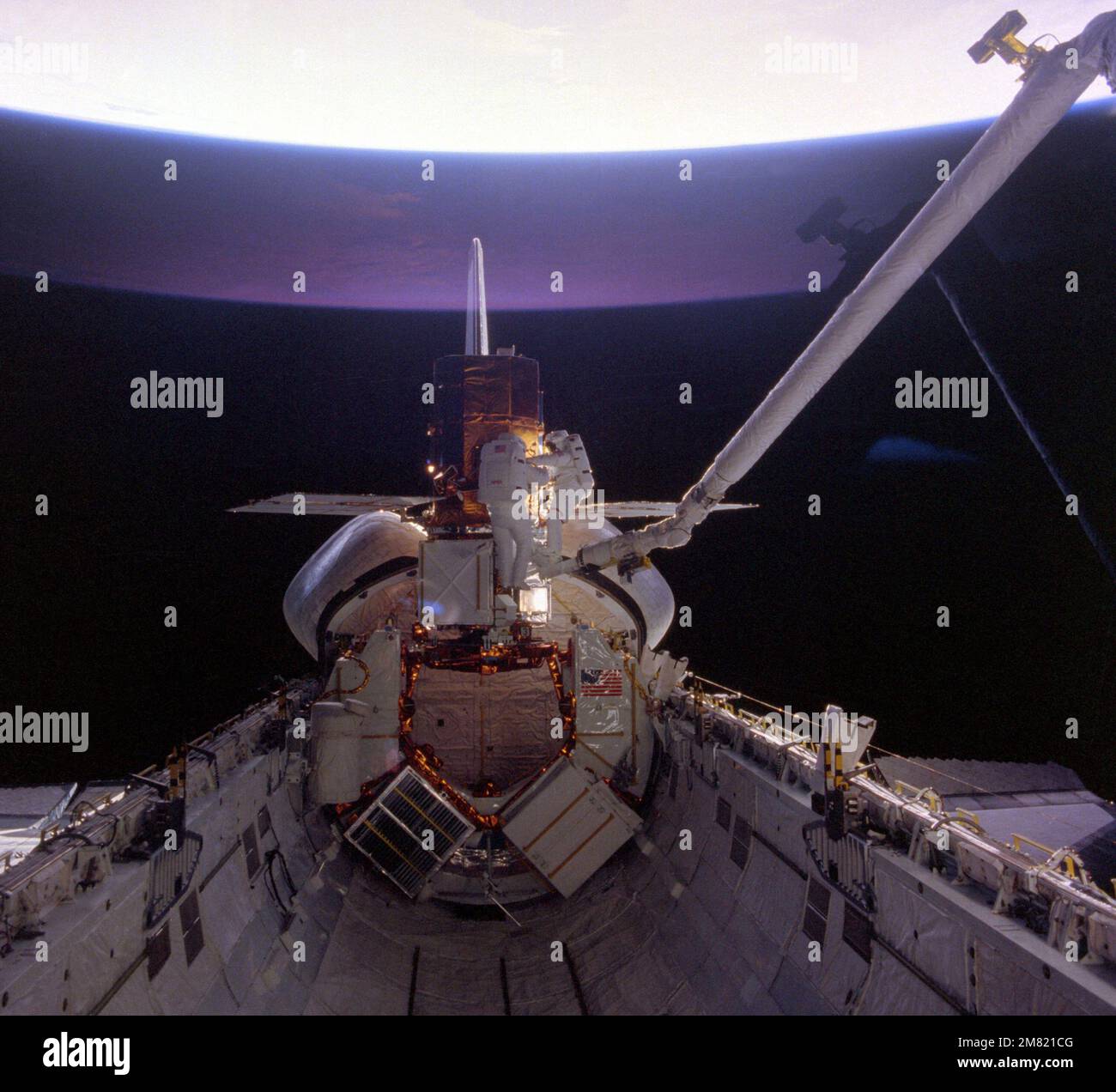 Gli astronauti George D. Nelson, a destra, e James D. van Hspesso riparano il satellite di missione massimo solare (SMMS) 'catturato' nell'estremità di poppa del vano di carico Challenger dello Space Shuttle. Stanno utilizzando il sistema di manipolazione a distanza (RMS), con il poggiapiedi mobile (MFR) fissato all'estremità, come dispositivo di "raccolta ciliegie" per muoversi durante il volo 41-C. Paese: Sconosciuto Foto Stock