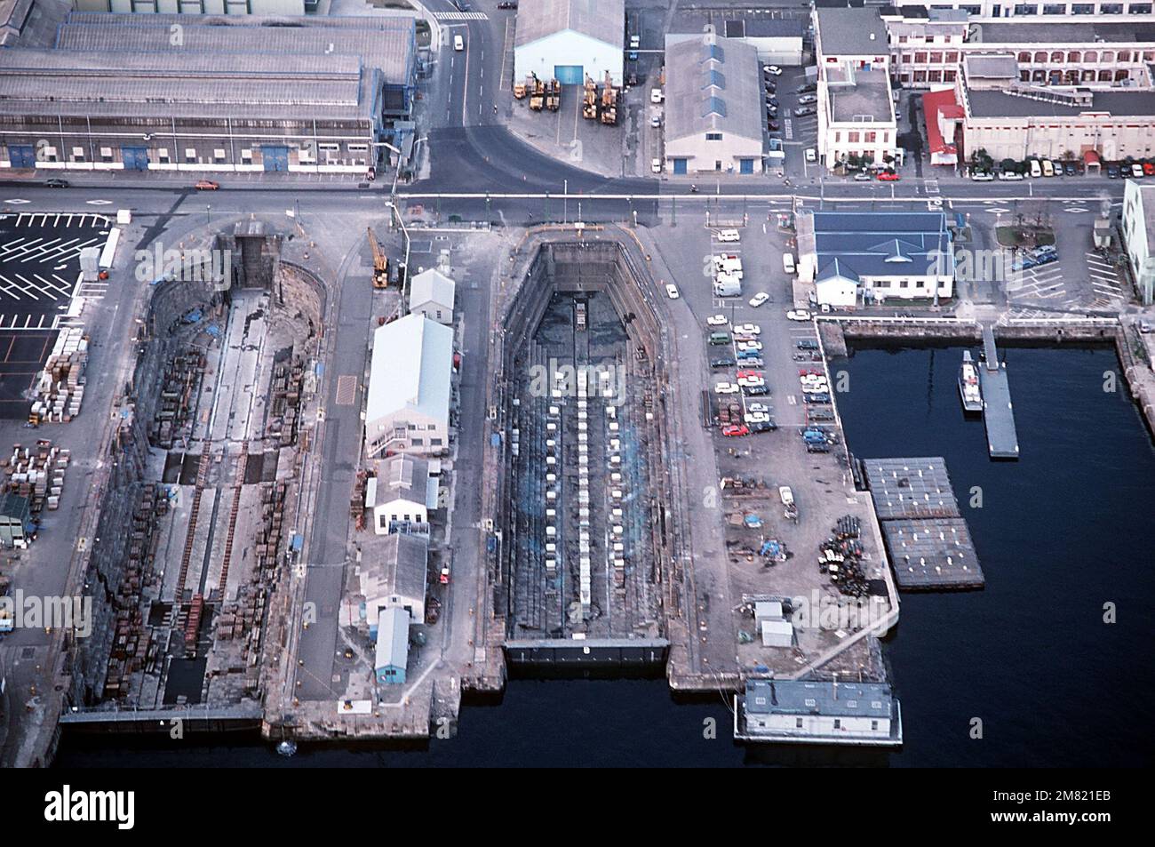 Una vista aerea dei dry dock. Base: Naval Station, Yokosuka Paese: Giappone (JPN) Foto Stock