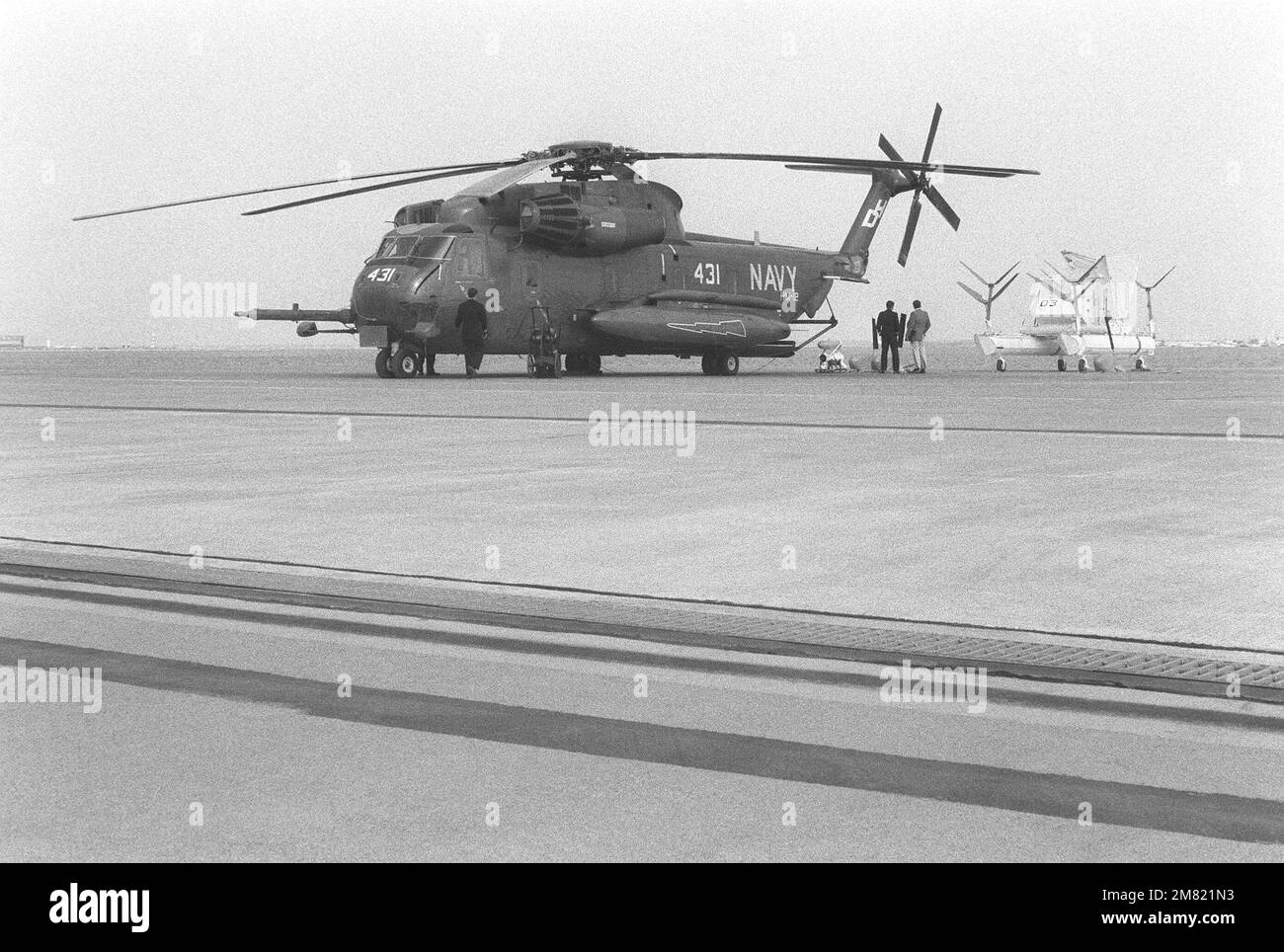Un elicottero RH-53D Sea Stallion è parcheggiato sulla linea di volo prima  di una dimostrazione di pianto. Dietro l'elicoter si trovano diversi tipi  di attrezzature per il minipolimento, tra cui una slitta