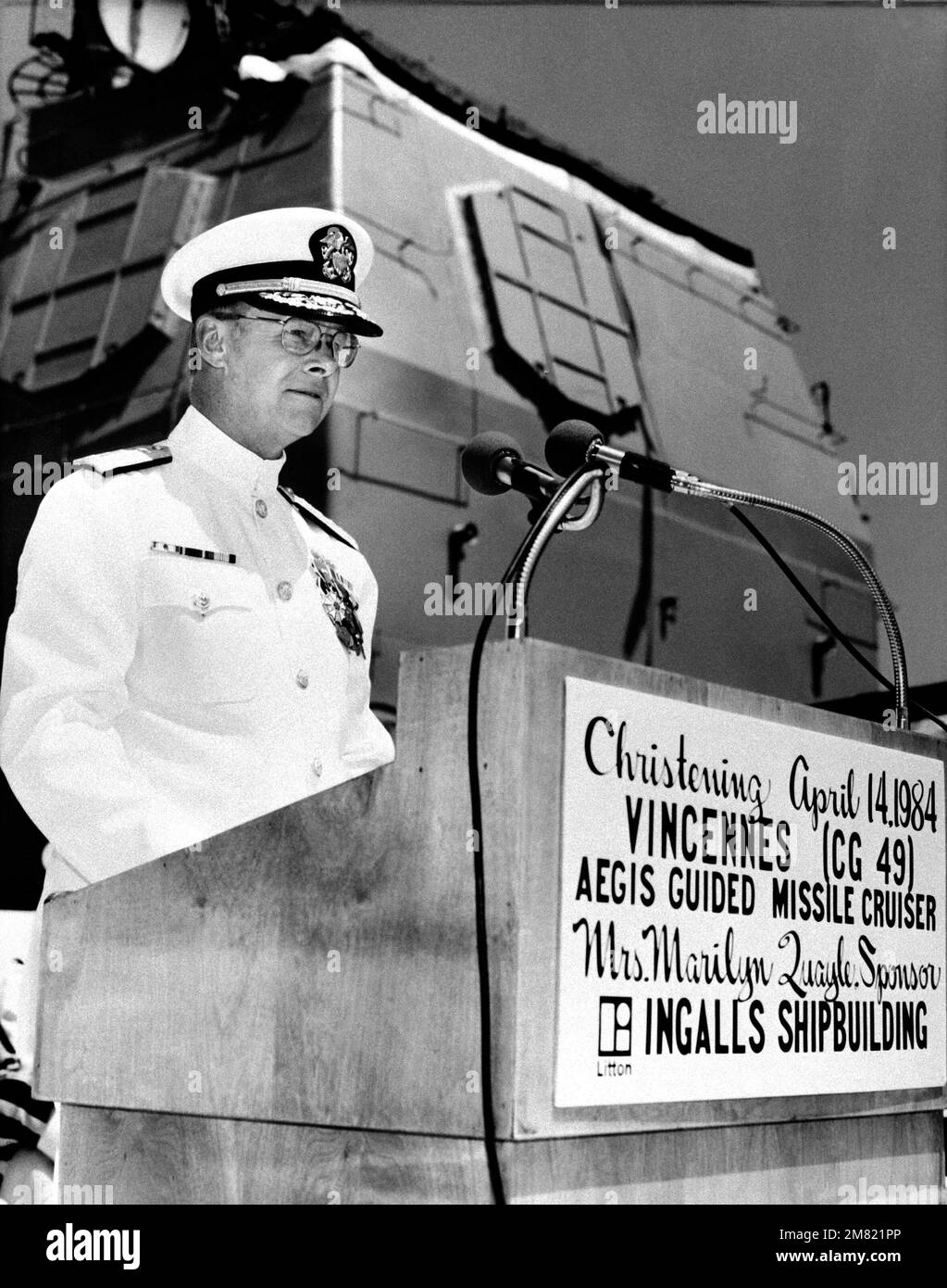 Il vice ammiraglio Robert C. Walters, vice CAPO delle operazioni navali per la guerra di superficie, parla durante la cerimonia di battesimo per l'incrociatore missilistico guidato Aegis USS VINCENNES (CG 49) presso la Ingalls Shipbuilding. Base: Pascagoula Stato: Mississippi (MS) Paese: Stati Uniti d'America (USA) Foto Stock