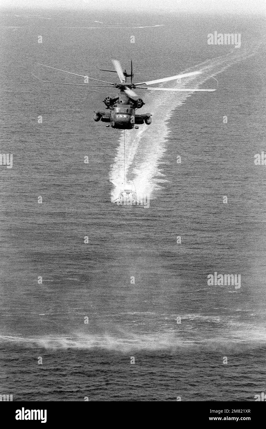 Una vista frontale aria-aria di uno stallone marino RH-53D che traina una miniera contromisure aliscafo slitta durante una dimostrazione di tecniche di minesweeping. L'elicottero è assegnato a Helicopter Mine Countermeasures Squadron 14 (HM-14). Paese: Chesapeake Bay Foto Stock