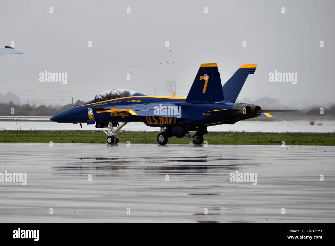 230110-N-AS200-0124 PUNTO MUGU, CALIFORNIA (10 gennaio 2023) F/A-18 e/F Super Hornet, '#7' pilotato dal Lt. CMD. Thomas Zimmerman, assegnato agli Stati Uniti Dimostrazione del volo della Marina lo squadrone, gli Angeli blu, parte dalla base navale della contea di Ventura (NBVC), Point Mugu 10 gennaio 2023. NBVC è un'installazione navale strategicamente situata composta da tre strutture operative: Point Mugu, Port Hueneme e San Nicolas Island. NBVC è la sede dei Pacific Seabees, West Coast e-2D Hawkeyes, 3 centri di guerra e 80 inquilini. (STATI UNITI Foto Navy di Ensign Drew verbis/rilasciato) Foto Stock