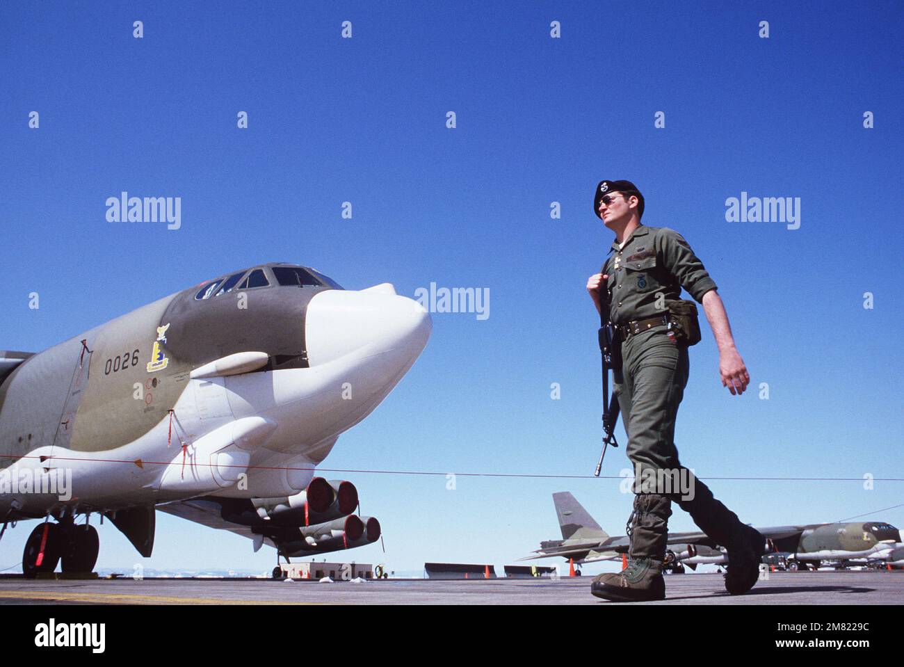 AIRMAN 1st Class William Haase del 44th Security Police Squadron, guardie un aereo B-52 Stratofortress sulla linea di volo durante l'esercizio GLOBALE SCUDO. Soggetto operativo/Serie: GLOBAL SHIELD base: Ellsworth Air Force base Stato: South Dakota (SD) Paese: Stati Uniti d'America (USA) Foto Stock