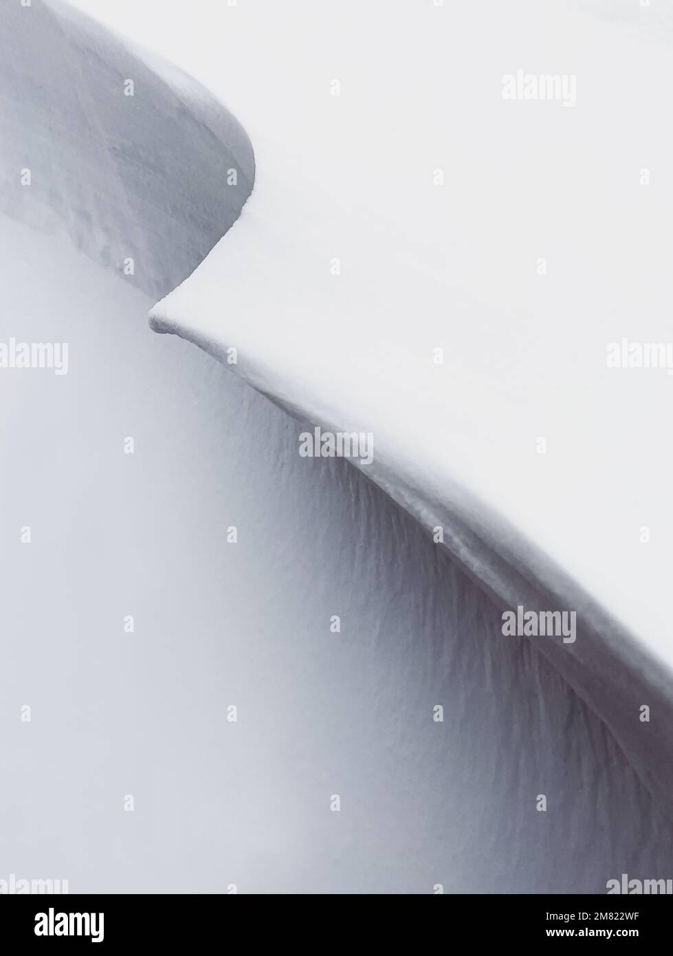 Primo piano delle linee innevate pulite di una deriva da neve in una giornata invernale. Foto Stock