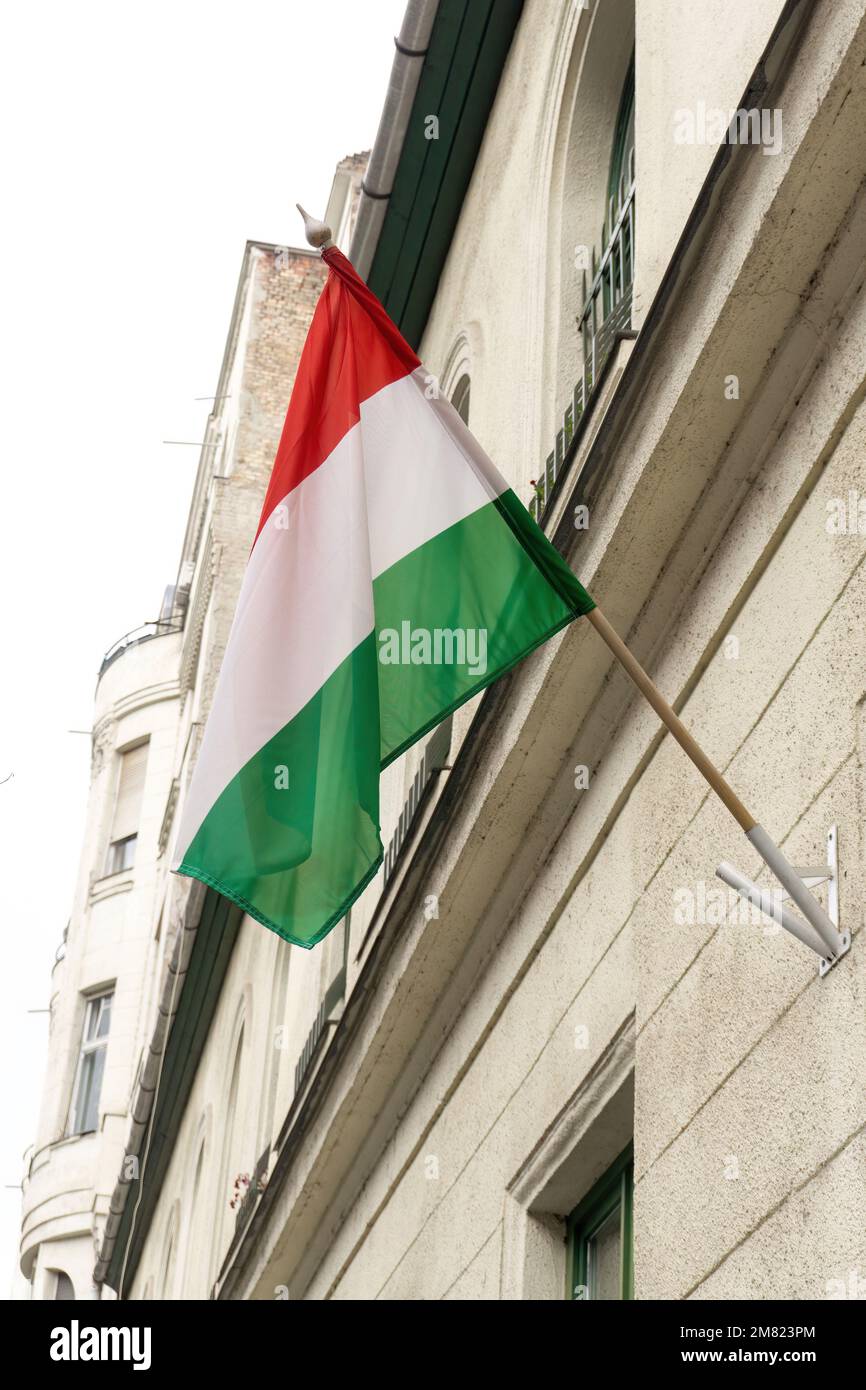 Una bandiera ungherese verde rossa e bianca sulla parete di un edificio Foto Stock
