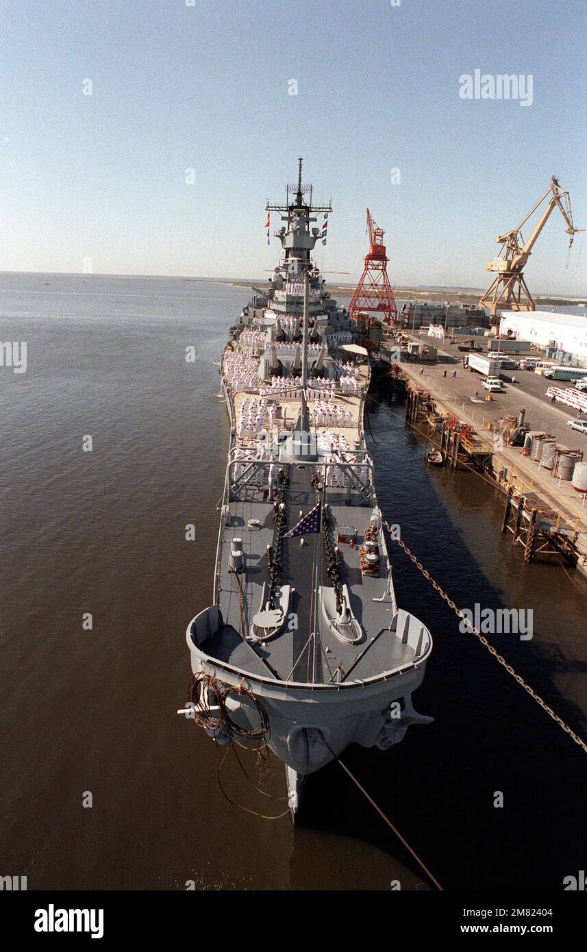 L'equipaggio della corazzata IOWA (BB-61) equipaggia le rotaie per un nastro della televisione ABC 'Good Morning America'. Lo spettacolo viene registrato due giorni prima della terza messa in servizio della nave. Base: Pascagoula Stato: Mississippi (MS) Paese: Stati Uniti d'America (USA) Foto Stock