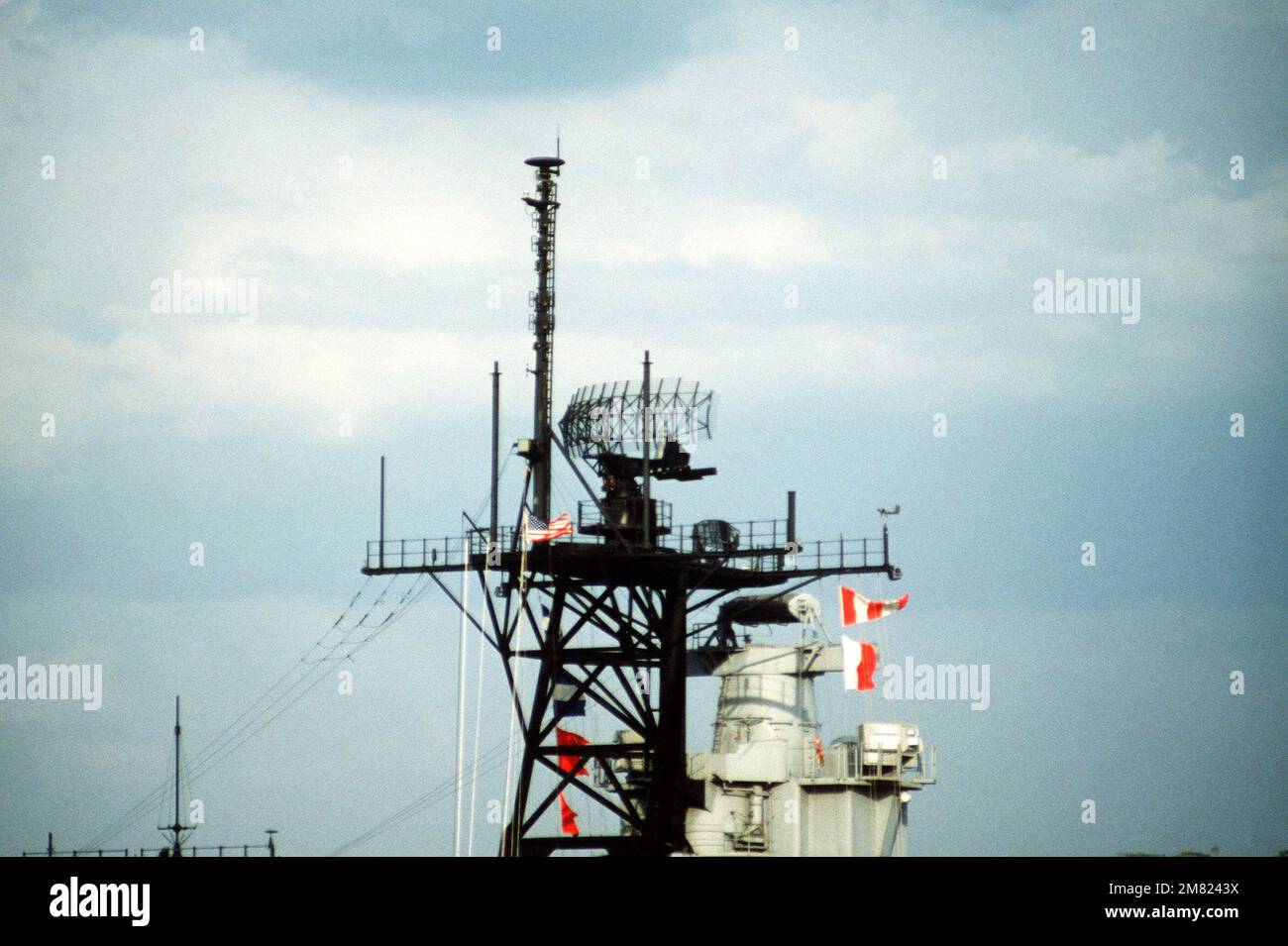 Antenne radar SPS-49 e SPS-10 in cima alla prefazione della nave da guerra USS NEW JERSEY (BB 62). Sulla parte superiore del precipietto si trova il direttore di sparo Mark 38, e sul lato del precipietto è montato un sistema di contromisure elettroniche AN/SLQ-32. Stato: Canal zona Paese: Panama (PAN) Foto Stock
