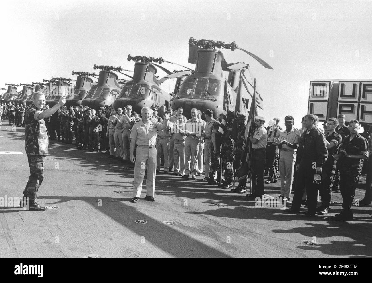 Saiolrs e Marines festano la conclusione della "corsa attraverso l'Atlantico", una maratona della Marina/corpo Marino tenuta a bordo della USS GUAM (LPH 9) per onorare lo spirito olimpico. Captian J. M. Quarterman, comandante della nave, e il colonnello J. P. Faulkner, comandante della nave, e il colonnello J. P. Faulkner, comandante del 22nd MAU, bandiere d'onda. La gara è iniziata il 4/20 a Rota, Spagna, e si è conclusa il 5/1 entro il limite di 3 miglia vicino a Morehead City, North Carolina. Base: USS Guam (LPH 9) Nazione: Oceano Atlantico (AOC) Foto Stock