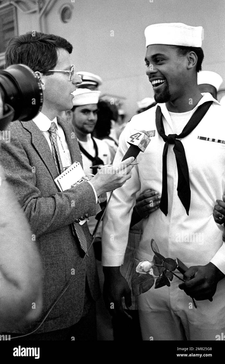 Un rapporto televisivo locale intervista IL MARINAIO Desi Wilson al suo ritorno al porto di casa dopo 11 mesi in mare a bordo della nave da guerra USS NEW JERSEY (BB 62). Base: Naval Air Station, Long Beach Stato: California (CA) Paese: Stati Uniti d'America (USA) Foto Stock