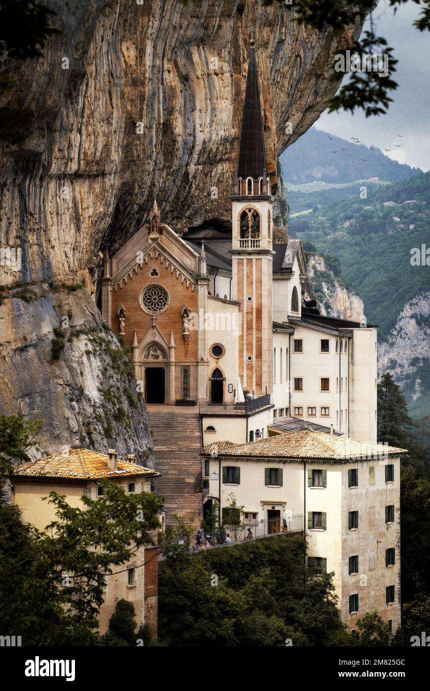 Madonna della Corona in Italia presa nel maggio 2022 Foto Stock