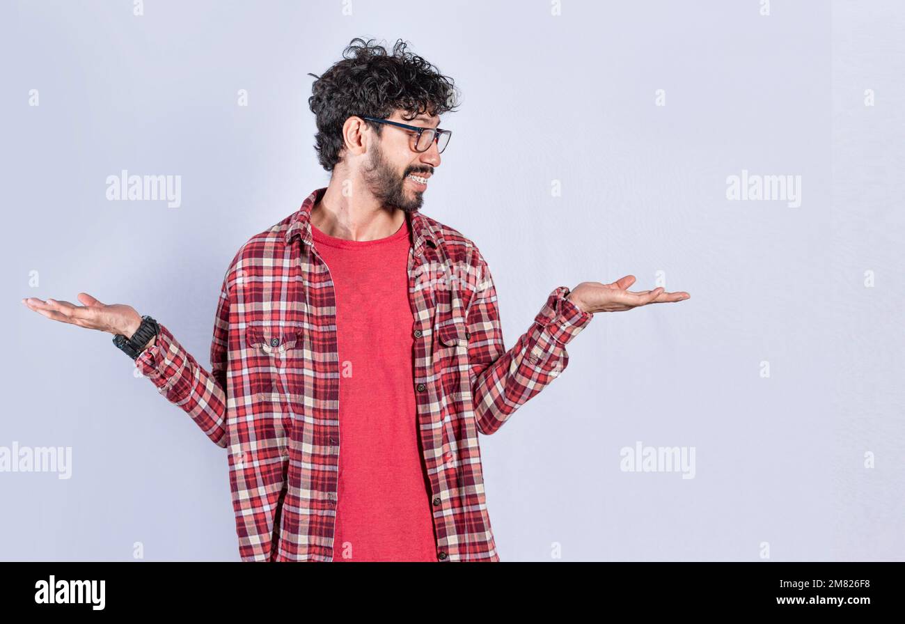 Bell'uomo che bilancia le palme delle sue mani, persona che confronta con le palme delle sue mani, un ragazzo che bilancia le palme delle sue mani Foto Stock