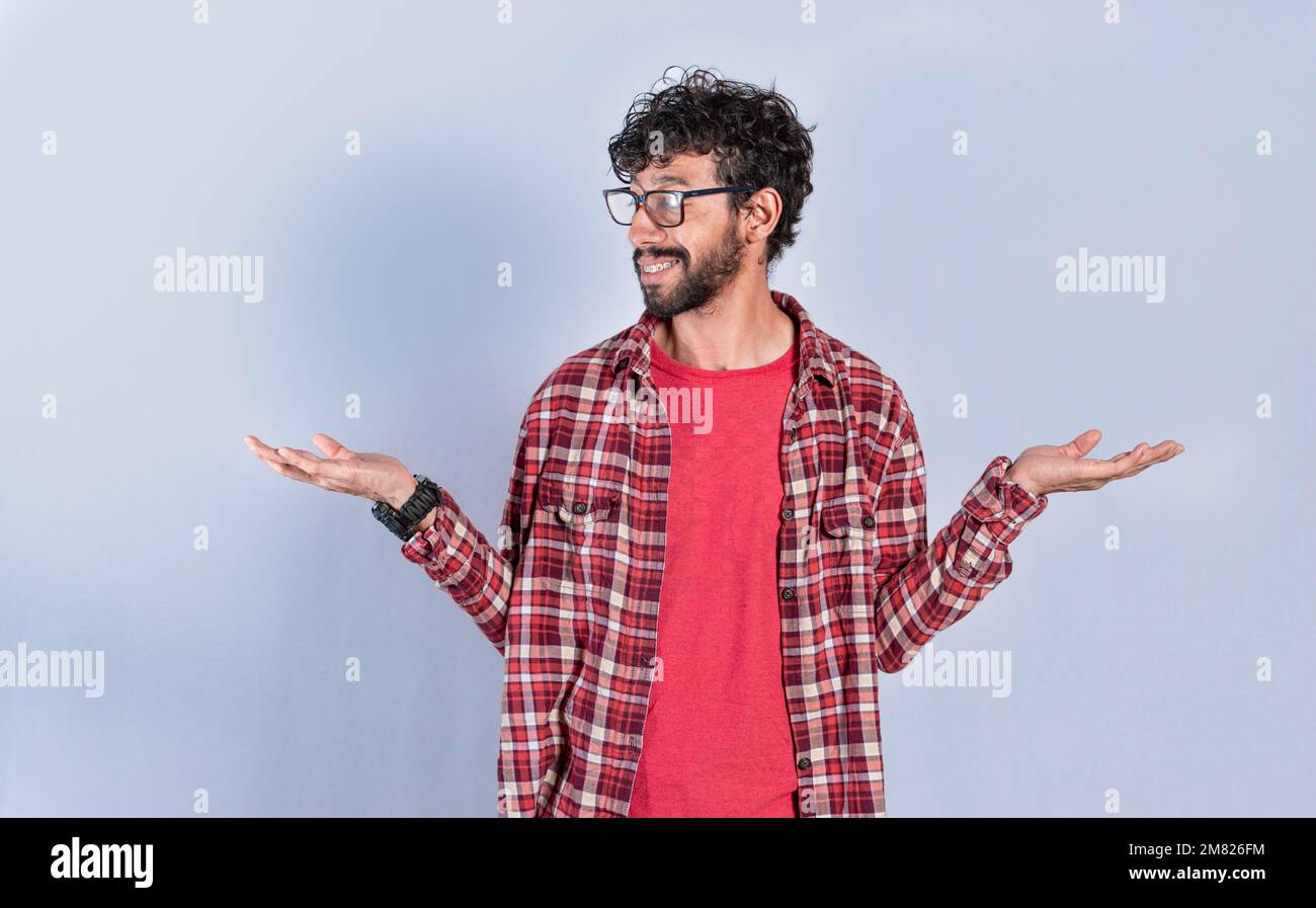 Giovane uomo che bilancia le palme delle sue mani, persona che confronta con le palme delle sue mani, un ragazzo che bilancia le palme delle sue mani Foto Stock