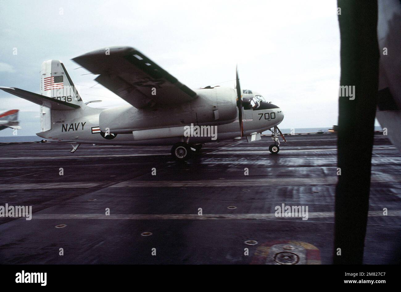 Vista laterale destra di un aeromobile C-1A Trader sul ponte della portaerei USS MIDWAY (CV41). Base: USS Midway (CV 41) Nazione: Oceano Pacifico (POC) Foto Stock