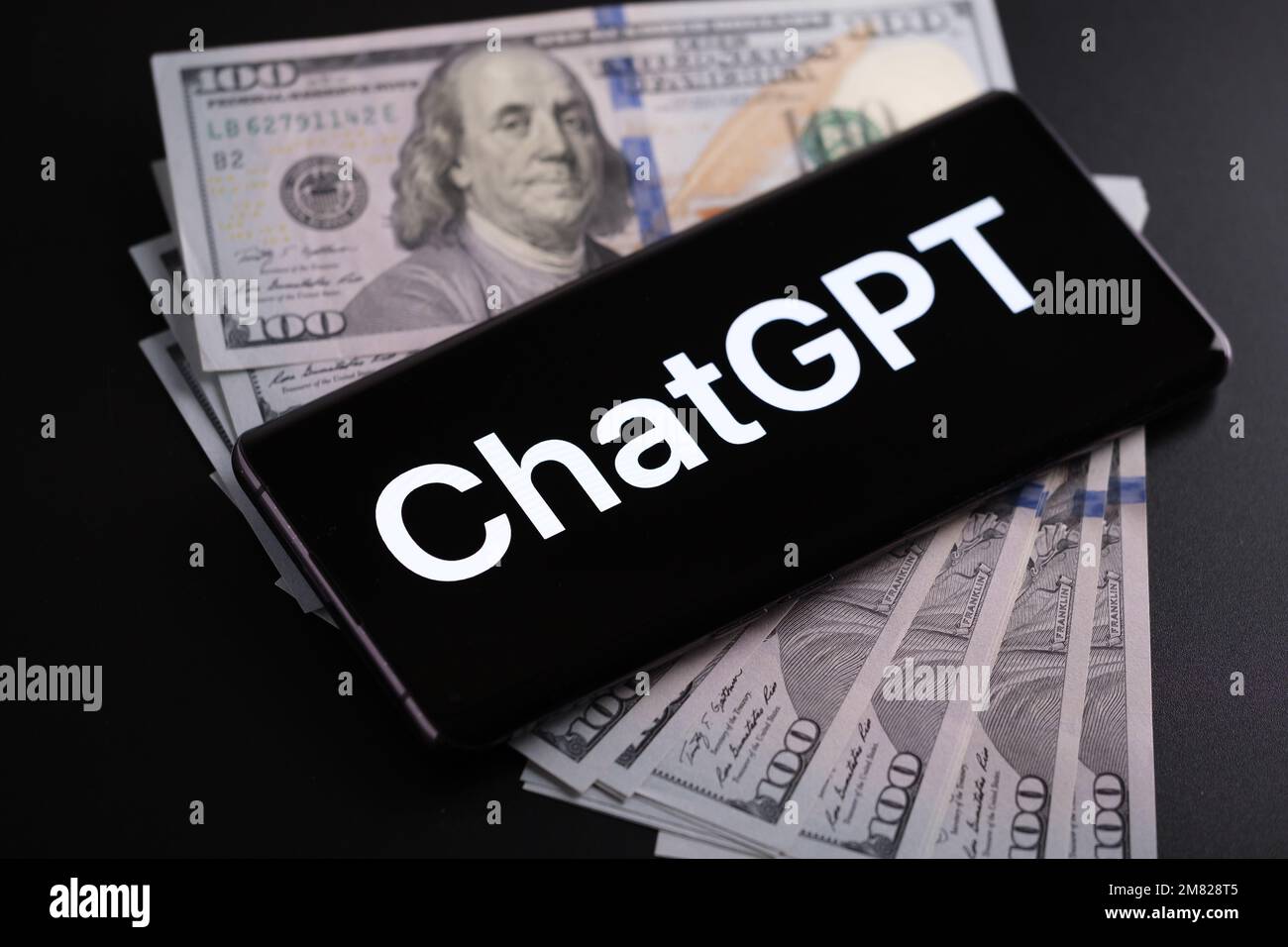 Logo ChatGPT visto su smartphone messo in dollari USA. Concetto per fare soldi con Chat GPT. Stafford, Regno Unito, 11 gennaio 2023 Foto Stock