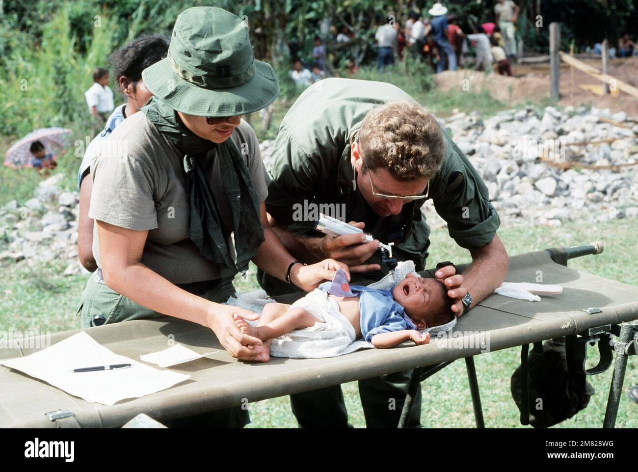 Un medico del 7th Special Forces Group, Fort Bragg, North Carolina, esamina un bambino durante l'esercizio congiunto di addestramento USA/Honduras AHUAS TARA II (PINO GRANDE). Subject Operation/Series: AHUAS TARA II (BIG PINE) Nazione: Honduras (HND) Foto Stock