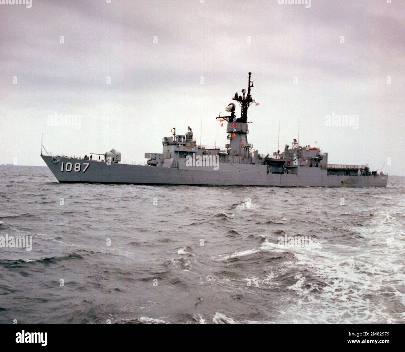 Vista del porto della fregata USS KIRK (FF-1087) che entra nel porto della base navale di Yokosuka, Giappone. Paese: Mare del Giappone Foto Stock