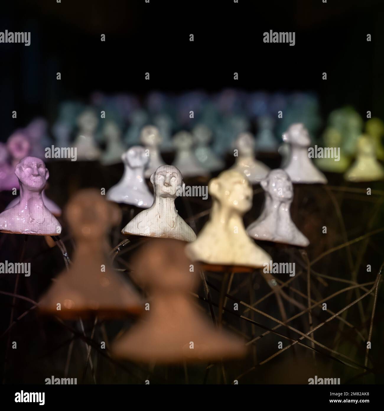 Figure del volto umano prese nel maggio 2022 Foto Stock