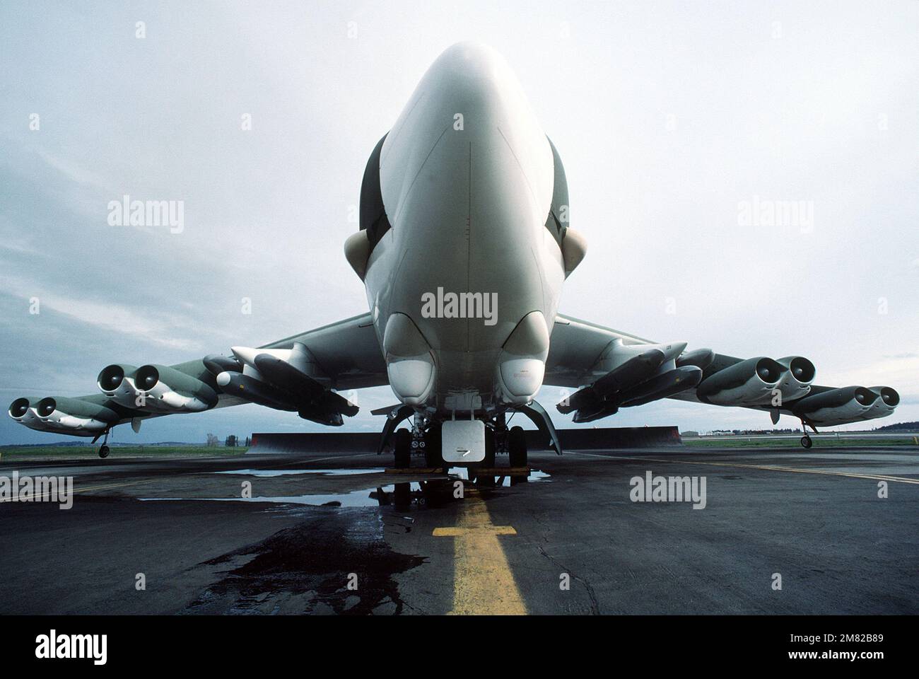 Sulla linea di volo è parcheggiato un aereo della Bomba Wing B-52G Stratofortress del 92nd, con sei missili da crociera lanciati dall'aria AGM-86B collegati a ciascun pilone dell'ala. Base: Fairchild Air Force base Stato: Washington (WA) Paese: Stati Uniti d'America (USA) Foto Stock