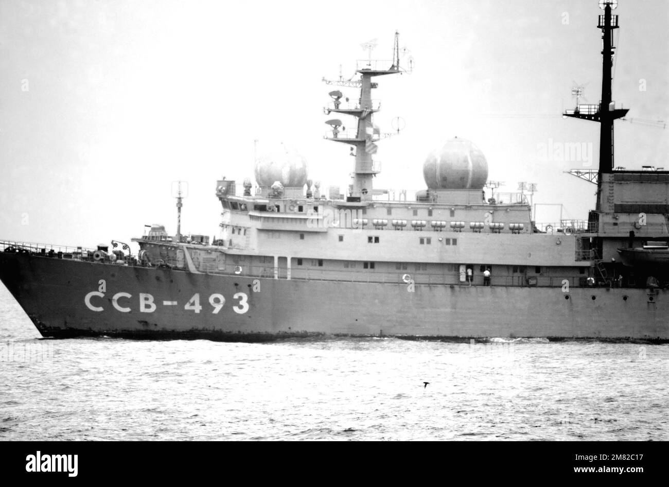 Lato porto prua e parte a metà nave della nave da collezione di intelligence della classe Balzam sovietico BALZAM (SSV 493) in corso al largo della costa della California meridionale. Paese: Oceano Pacifico (POC) Foto Stock