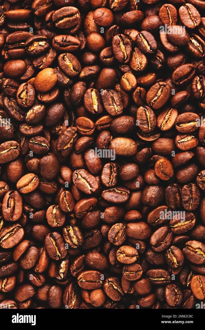 Chicchi di caffè, sfondo del cibo e consistenza dei chicchi di caffè arabica appena tostati, vista dall'alto Foto Stock