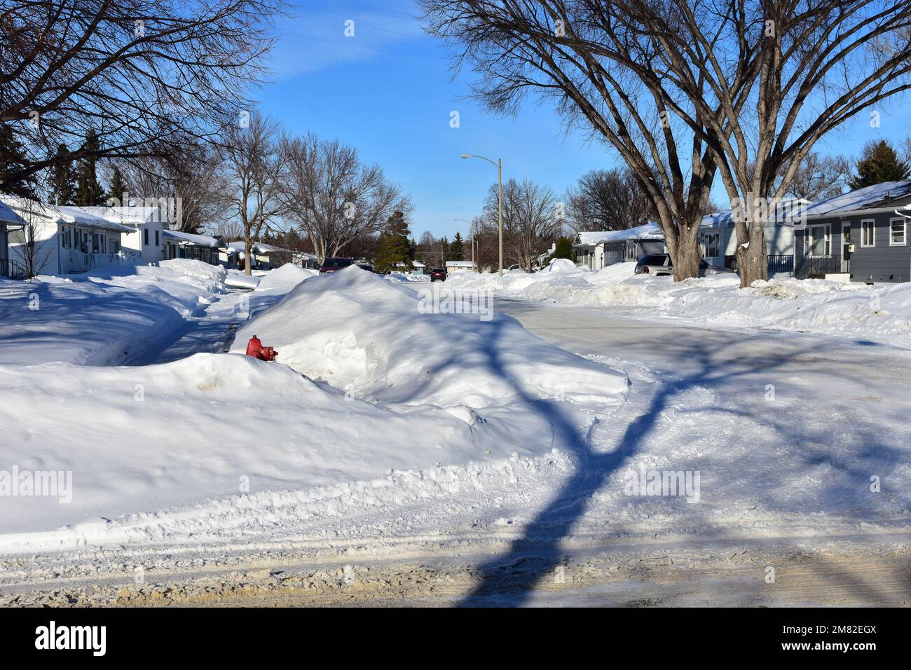 La neve profonda copre la città di Bismarck, North Dakota, a seguito di forti nevicate nei mesi di novembre e dicembre 2022. Foto Stock