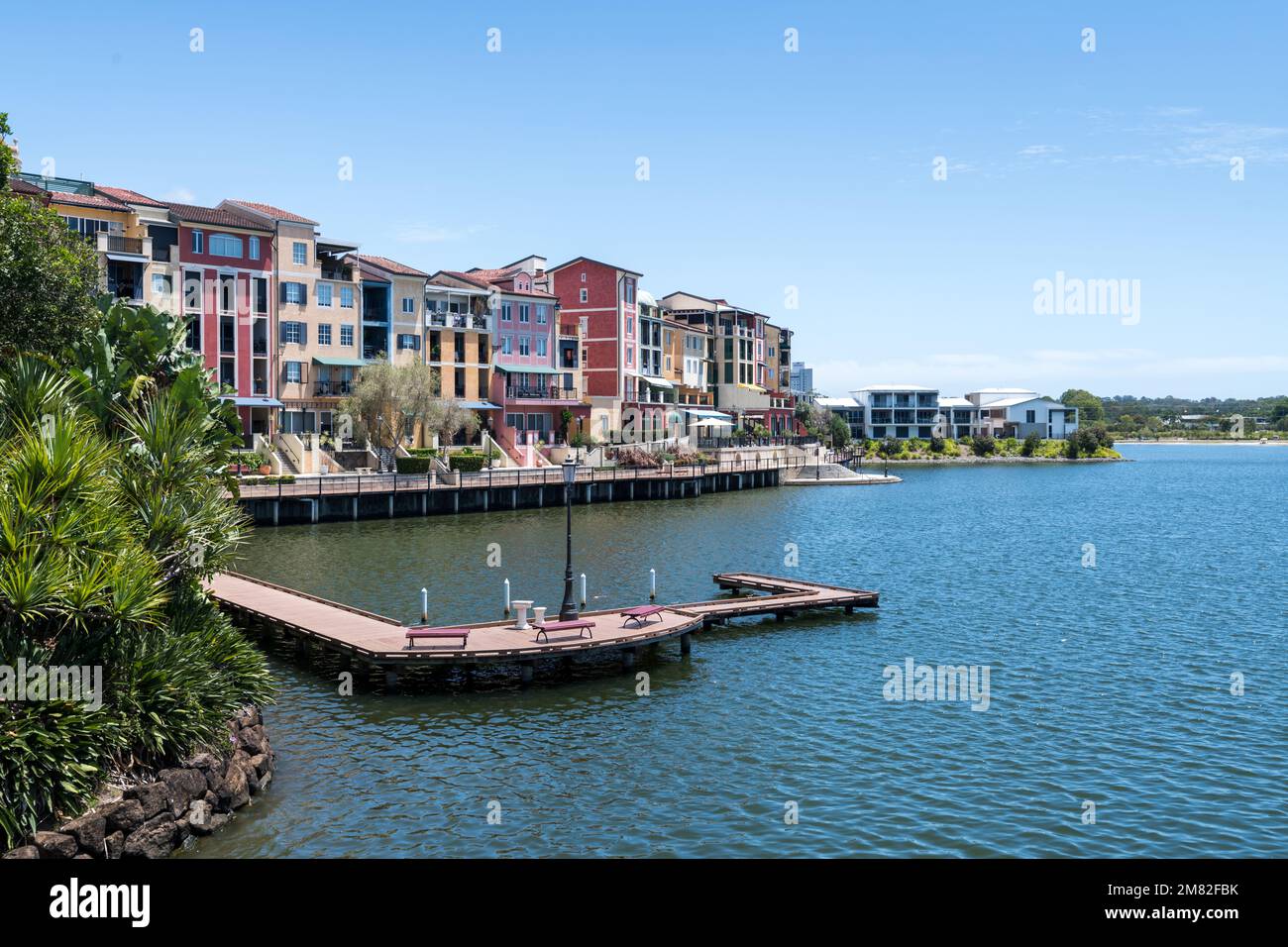 Architettura della tenuta dei Laghi Smeraldo durante il giorno, quartiere Francese, Gold Coast, Queensland, Australia Foto Stock