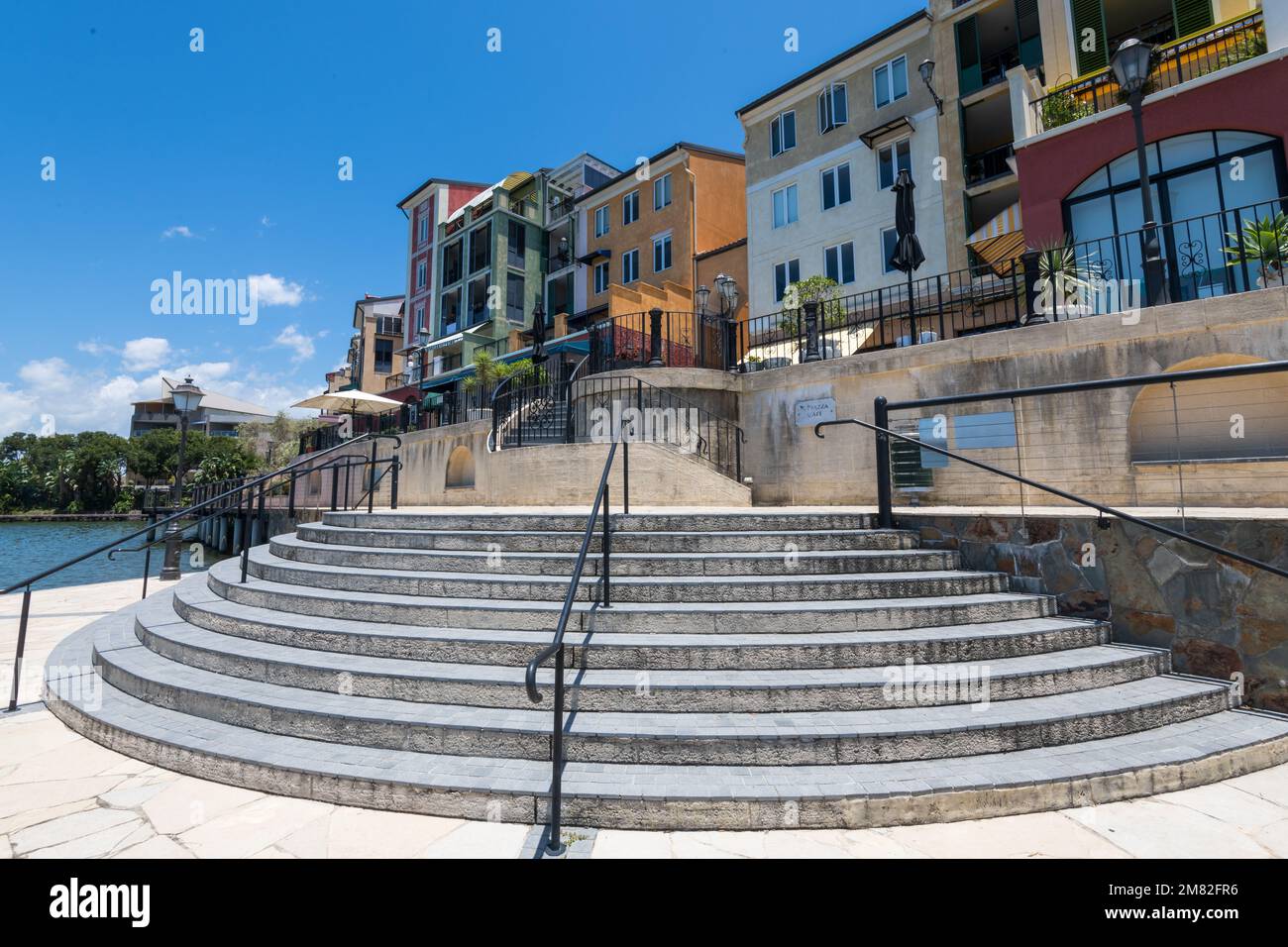 Architettura della tenuta dei Laghi Smeraldo e scale sul lungomare durante il giorno, quartiere Francese, Gold Coast, Queensland, Australia Foto Stock