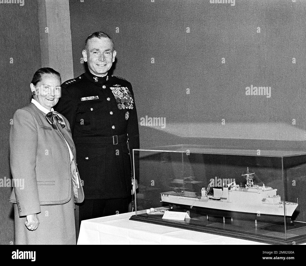 Generale P. X. Kelley, comandante del corpo dei Marine, sponsor, e sua moglie, Barbara, sponsor della nave di sbarco USS GERMANTOWN (LSD 42), durante la cerimonia di lancio della nave. Si stanno posando accanto ad un modello della GERMANIA. Base: Seattle Stato: Washington (WA) Paese: Stati Uniti d'America (USA) Foto Stock