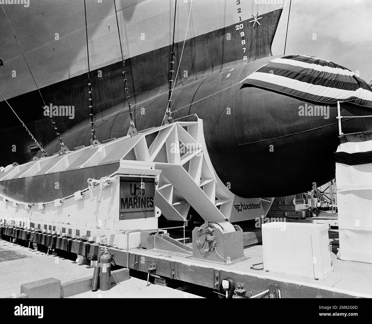 Una vista a dritta dell'arco bulboso della nave portuale USS GERMANTOWN (LSD 42) sulle strade prima del lancio. Base: Seattle Stato: Washington (WA) Paese: Stati Uniti d'America (USA) Foto Stock