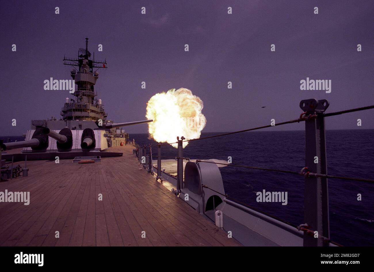 La corazzata USS IOWA (BB-61) spara un giro dalla sua torretta di pistola n. 2 Mark 7 16-inch/50-calibrer. Paese: Sconosciuto Foto Stock