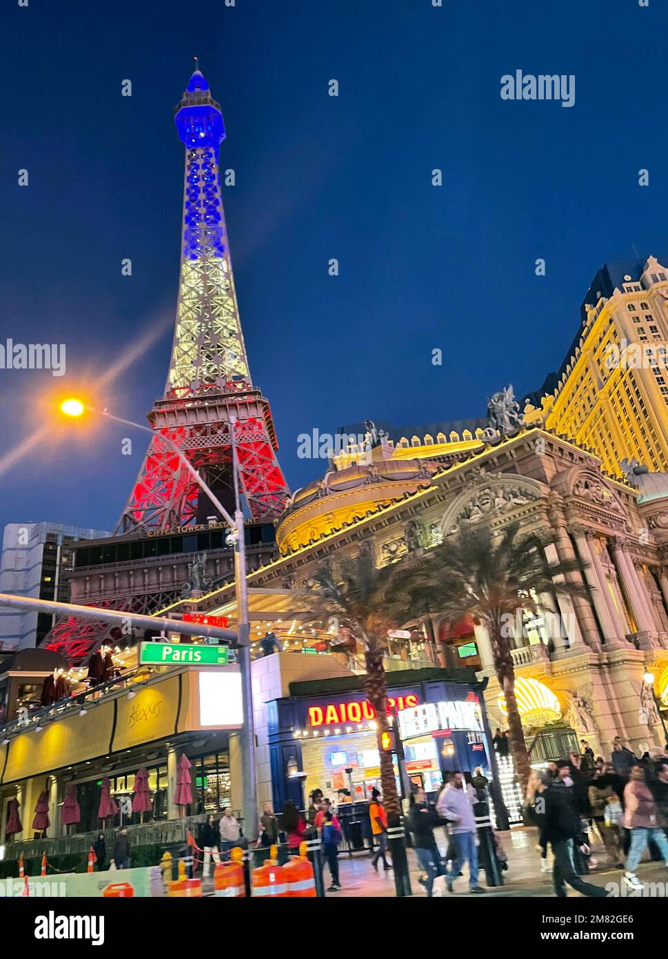 Replica della Torre Eiffel fuori dal Paris Hotel and Casino sulla Strip di Las Vegas, Nevada, USA Foto Stock