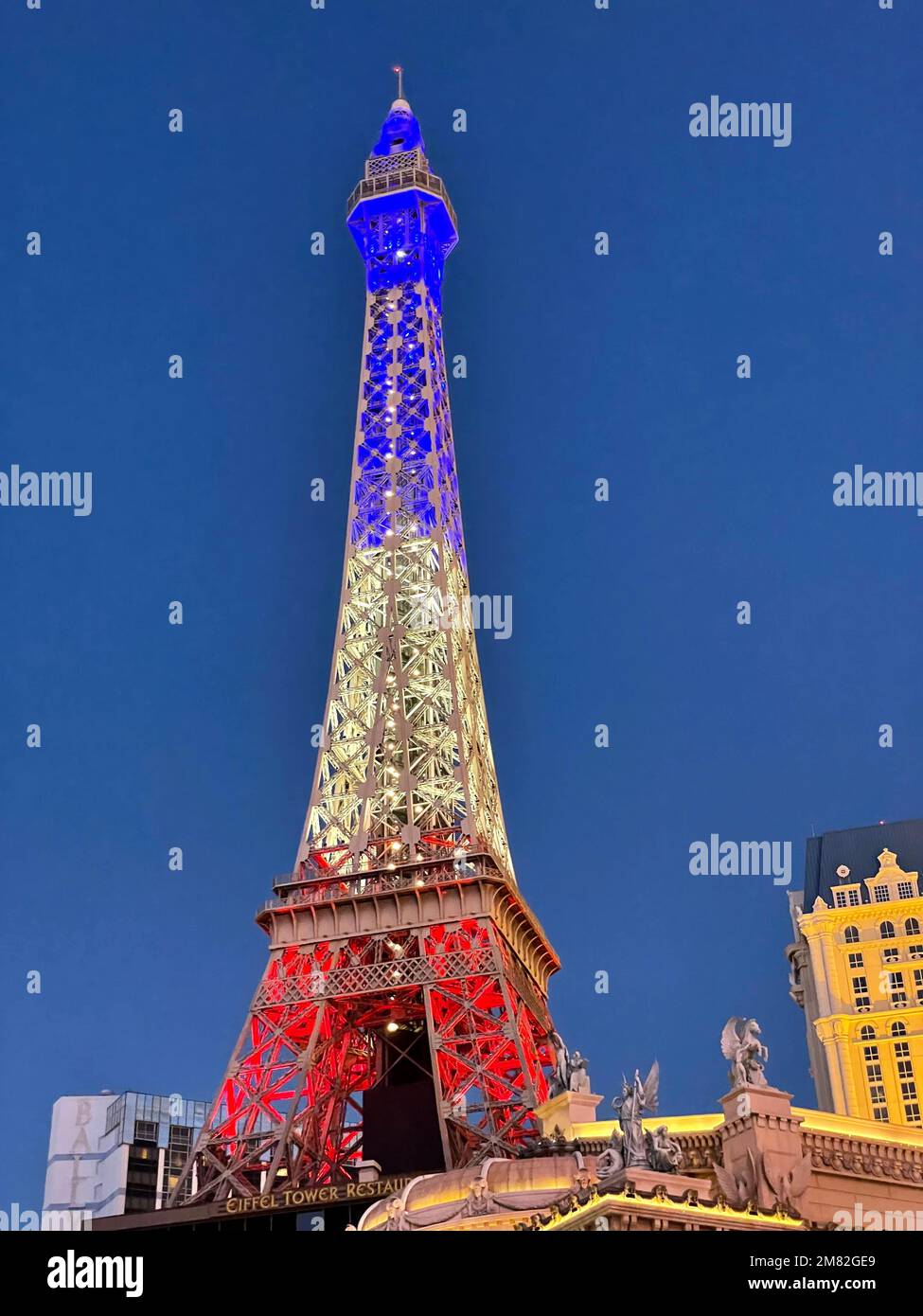 Replica della Torre Eiffel fuori dal Paris Hotel and Casino sulla Strip di Las Vegas, Nevada, USA Foto Stock
