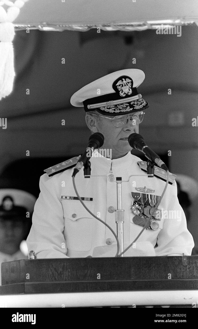 Il vice ammiraglio Robert L. Walters, vice CAPO delle operazioni navali per la guerra di superficie, parla durante la cerimonia di messa in servizio per l'incrociatore missilistico guidato da Aegis USS YORKTOWN (CG 48). Base: Naval Weapons Station, Yorktown Stato: Virginia (VA) Paese: Stati Uniti d'America (USA) Foto Stock