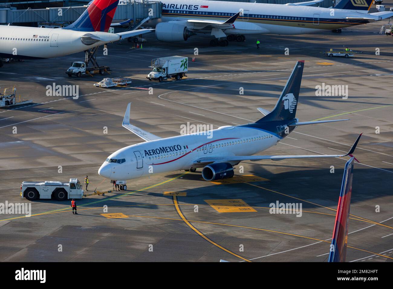 L'equipaggio di terra ha sganciato un rimorchiatore da un AeroMexico 737-800 all'Aeroporto Internazionale di Seattle-Tacoma a SeaTac, Washington, martedì 10 gennaio 2023. Foto Stock