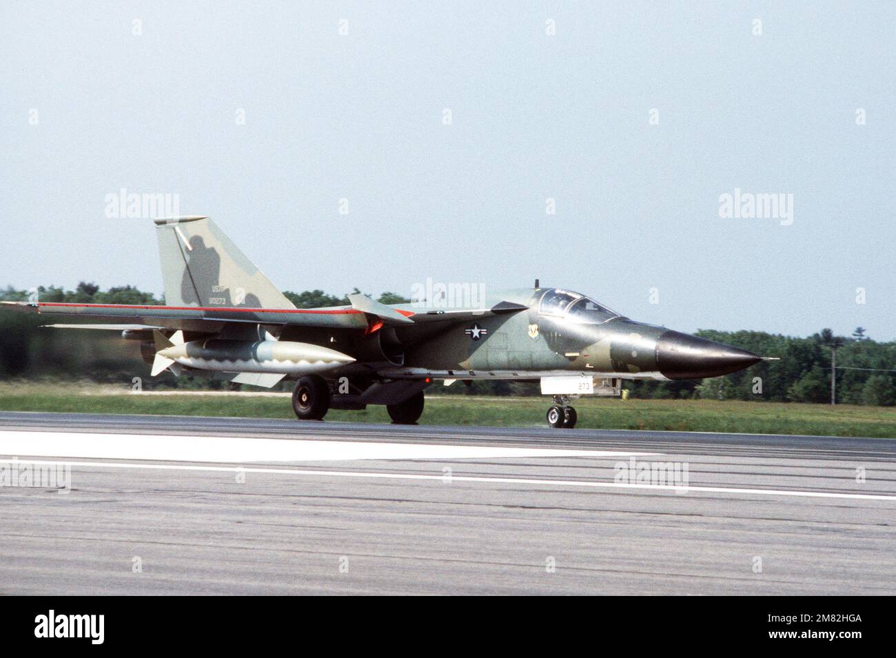 Una vista laterale destra di un aereo FB-111a dell'ala di bombardamento 509th mentre decoltra. Base: Pease Air Force base Stato: New Hampshire (NH) Paese: Stati Uniti d'America (USA) Foto Stock