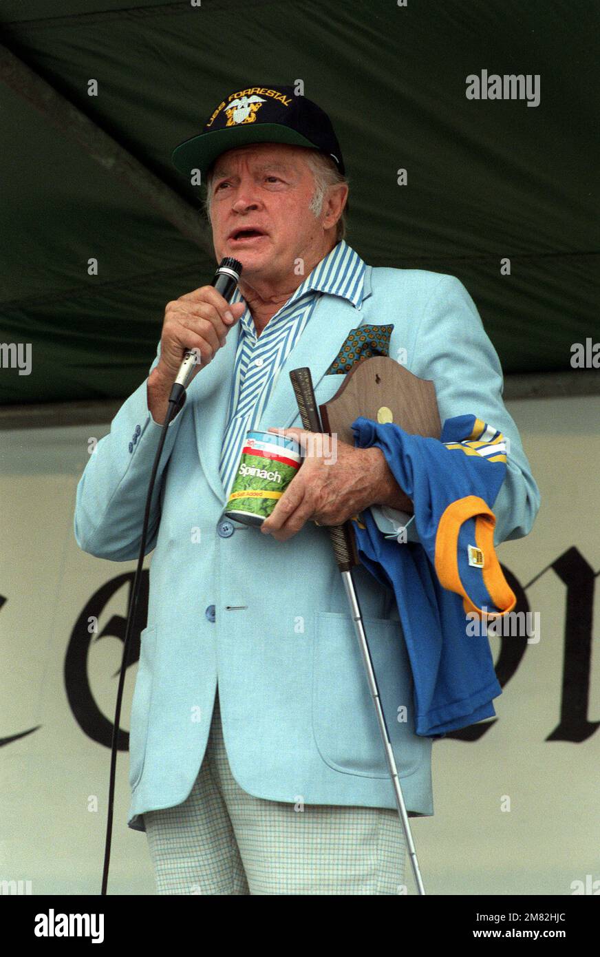 Bob Hope intrattiene marinai e lavoratori dei cantieri navali durante uno spettacolo di 30 minuti a bordo della portaerei USS FORRESTAL (CV-59). Base: Philadelphia Stato: Pennsylvania (PA) Paese: Stati Uniti d'America (USA) Foto Stock