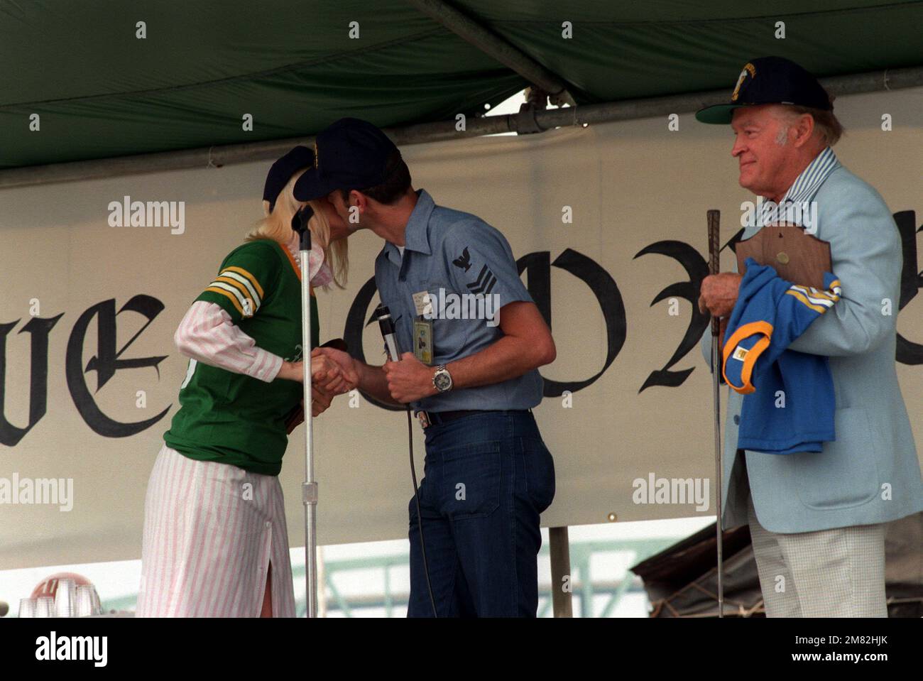 L'attrice Ann Jillian bacia un marinaio durante uno spettacolo di 30 minuti con Bob Hope a bordo della portaerei USS FORRESTAL (CV 59). Base: Philadelphia Stato: Pennsylvania (PA) Paese: Stati Uniti d'America (USA) Foto Stock